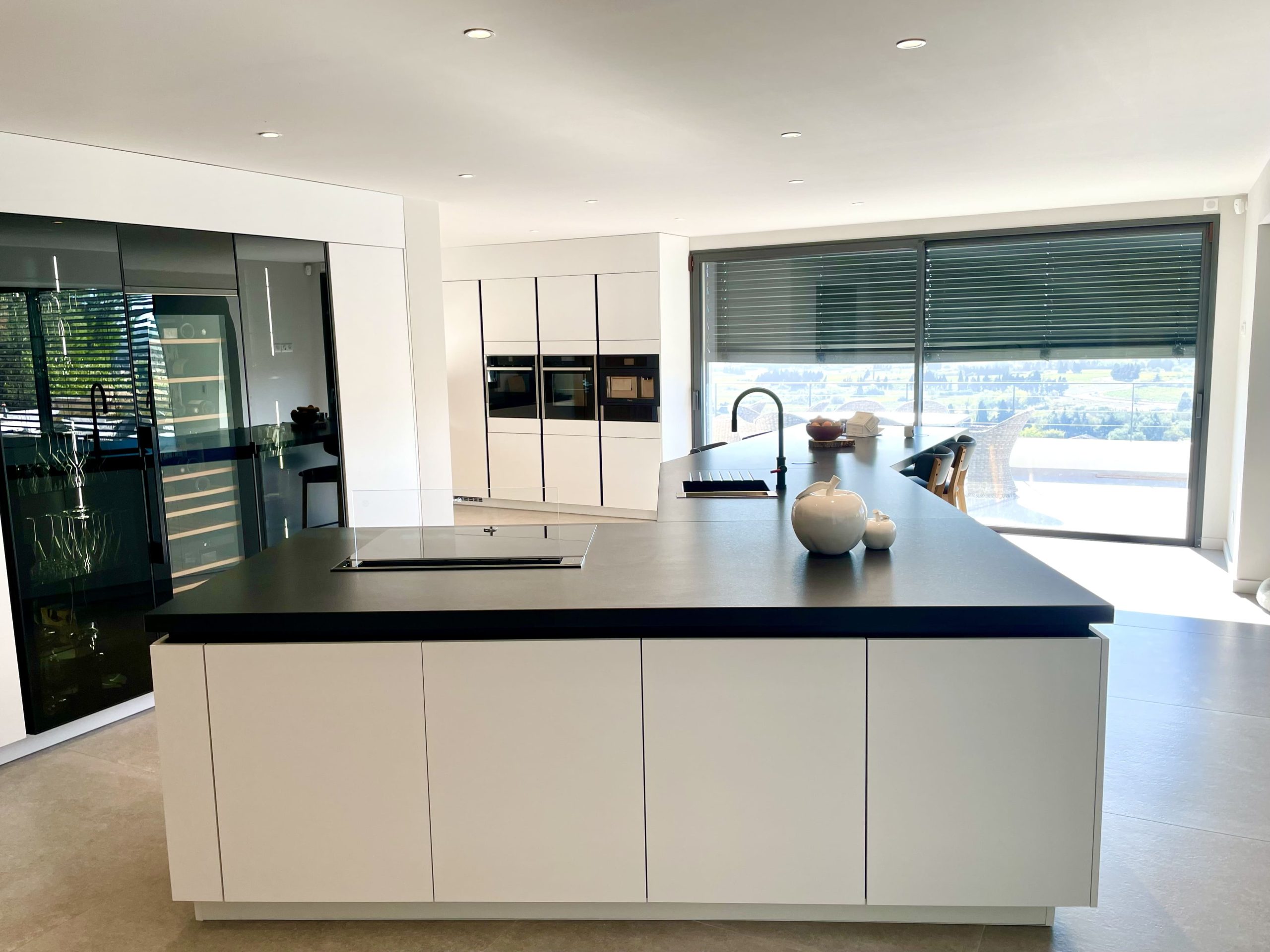 cuisine-minimaliste-blanche-noire-arthur-bonnet