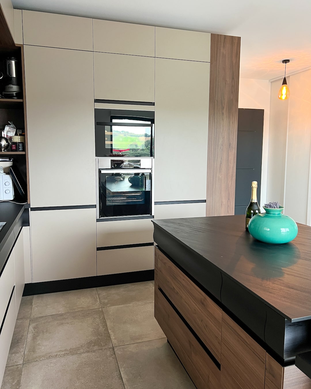 Cuisine moderne bois et noir avec îlot central