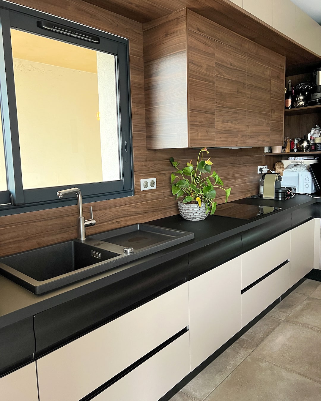 Cuisine moderne bois et noir avec îlot central