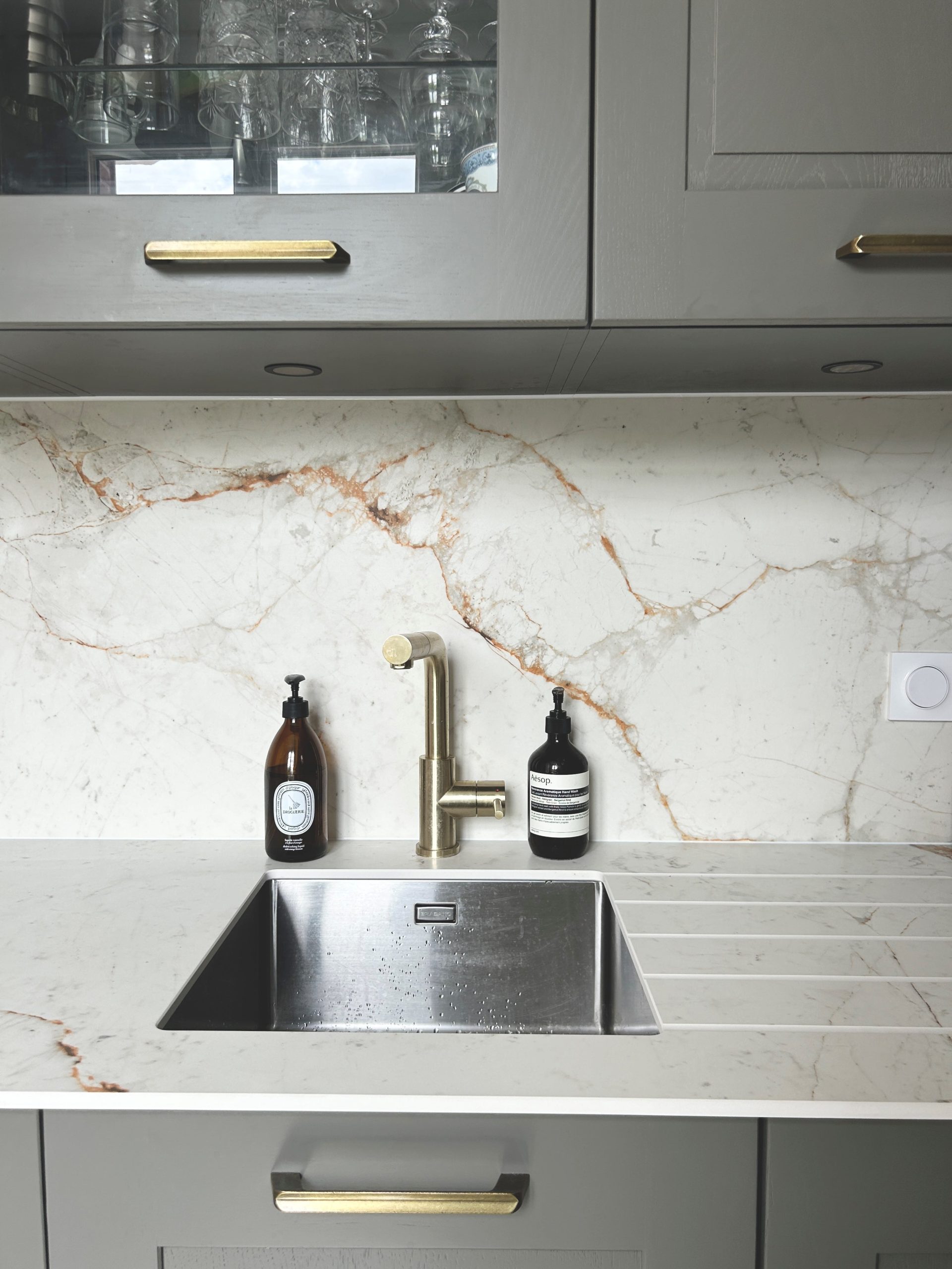 Petite cuisine élégante sous les toits