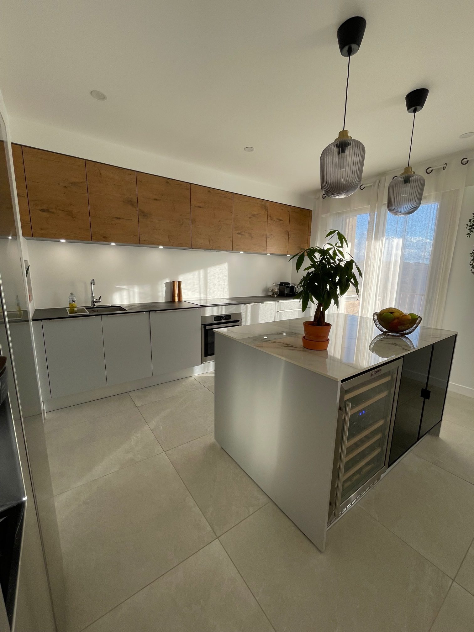 Cuisine design : élégance du bois et lignes contemporaines