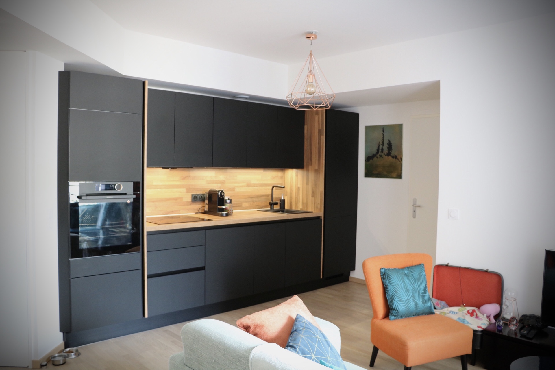 Cuisine contemporaine : élégance du noir mat et chaleur du bois naturel