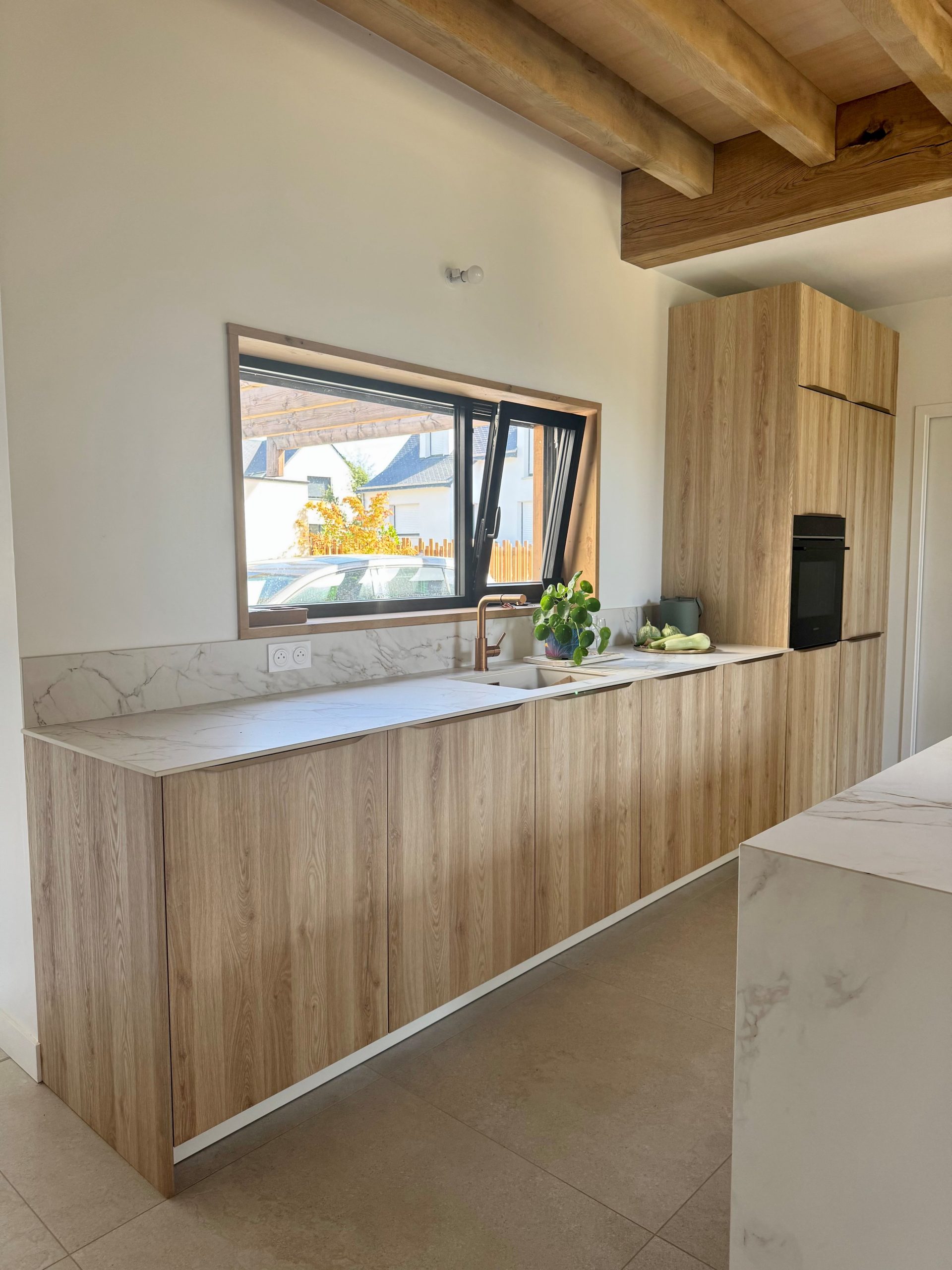 Cuisine contemporaine en bois et effet marbre