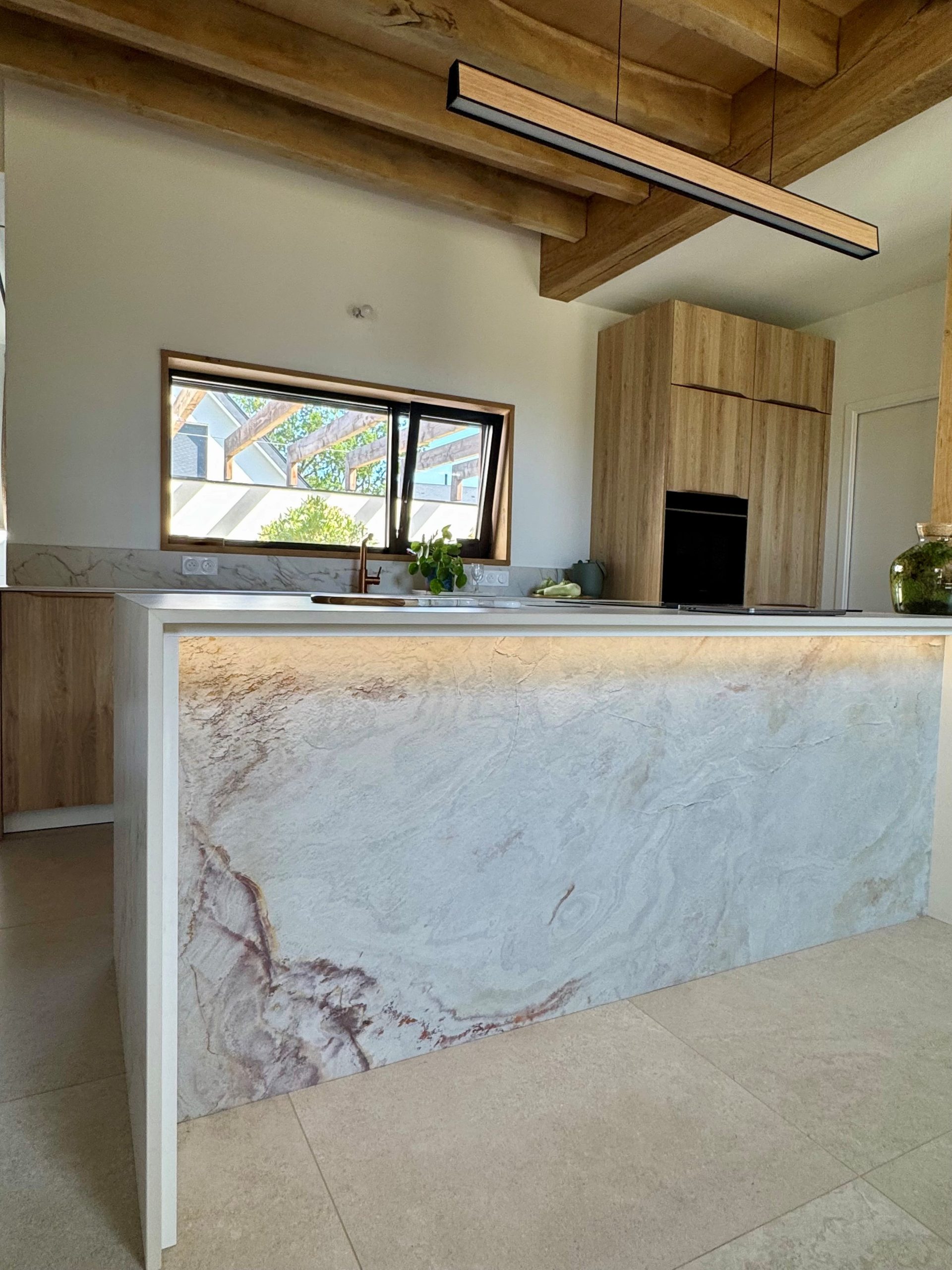 Cuisine contemporaine en bois et effet marbre