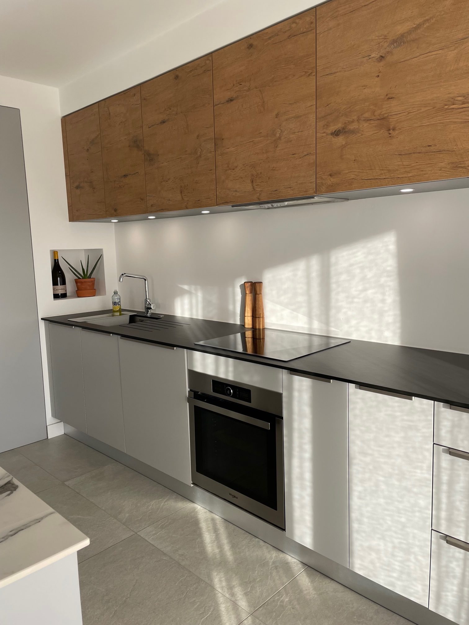 Cuisine design : élégance du bois et lignes contemporaines