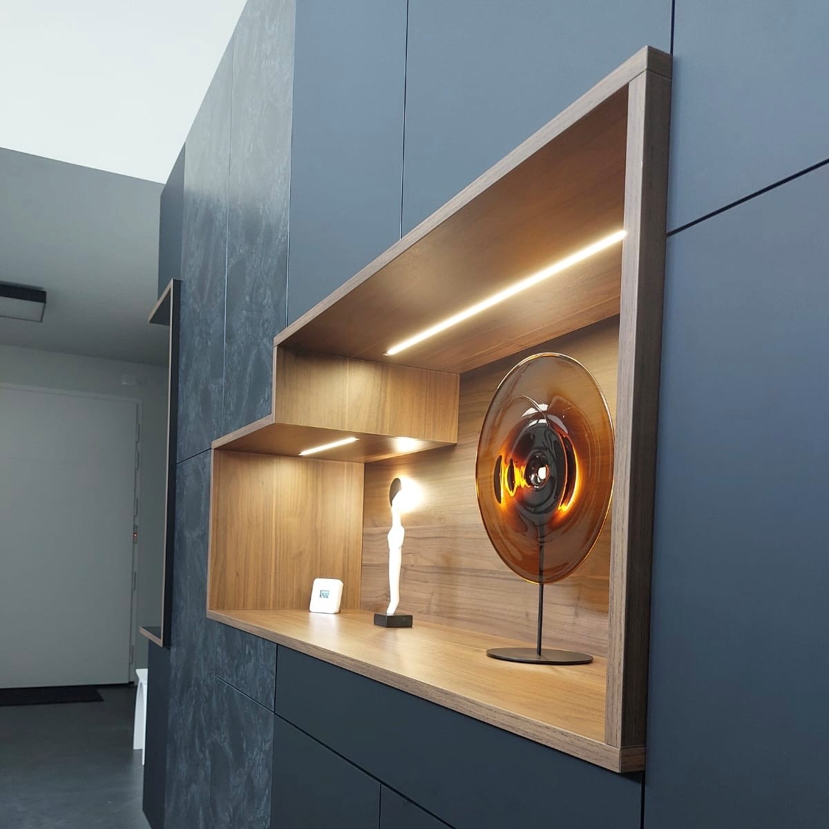 Aménagement de salon noir velouté