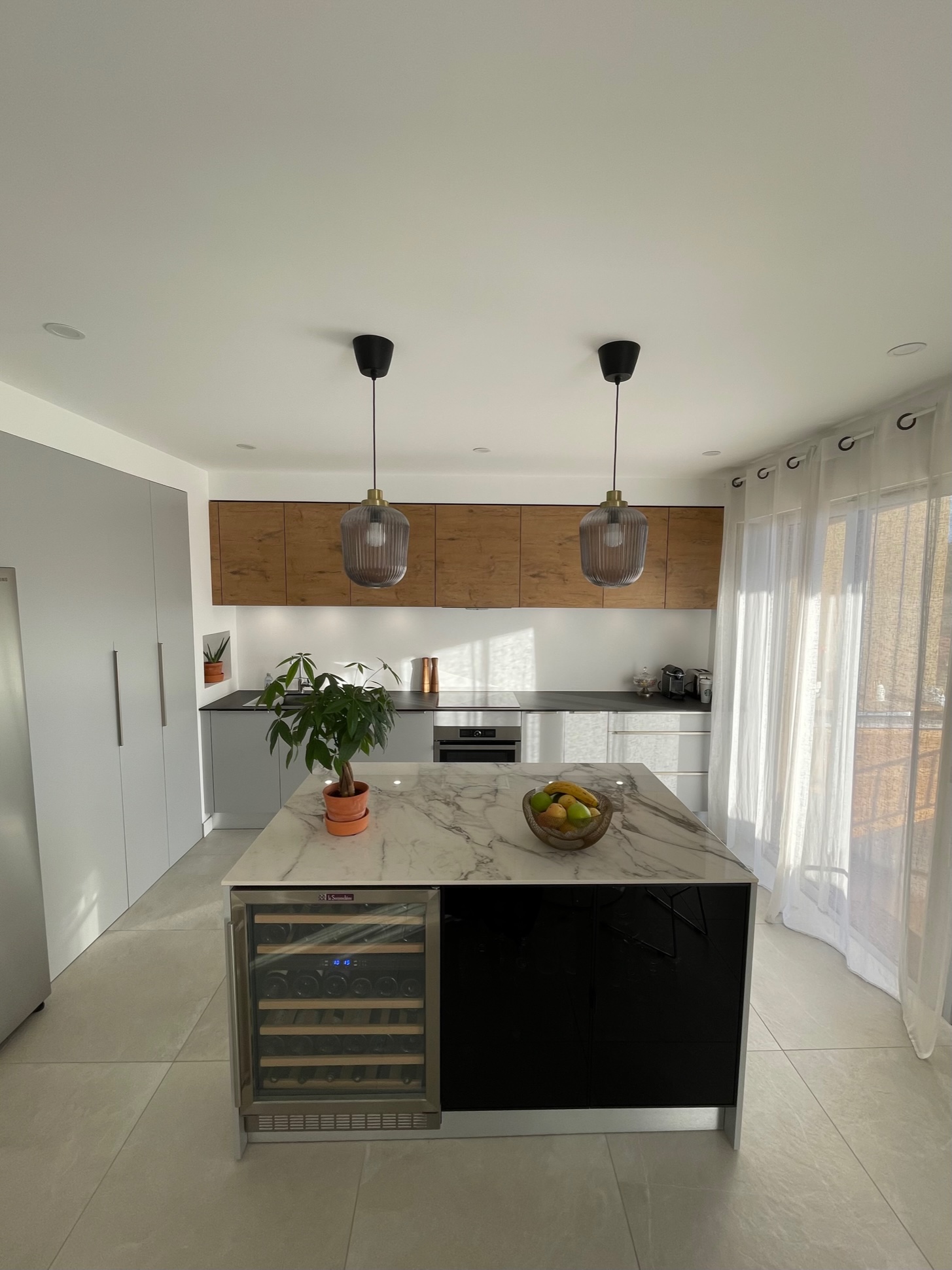 Cuisine design : élégance du bois et lignes contemporaines