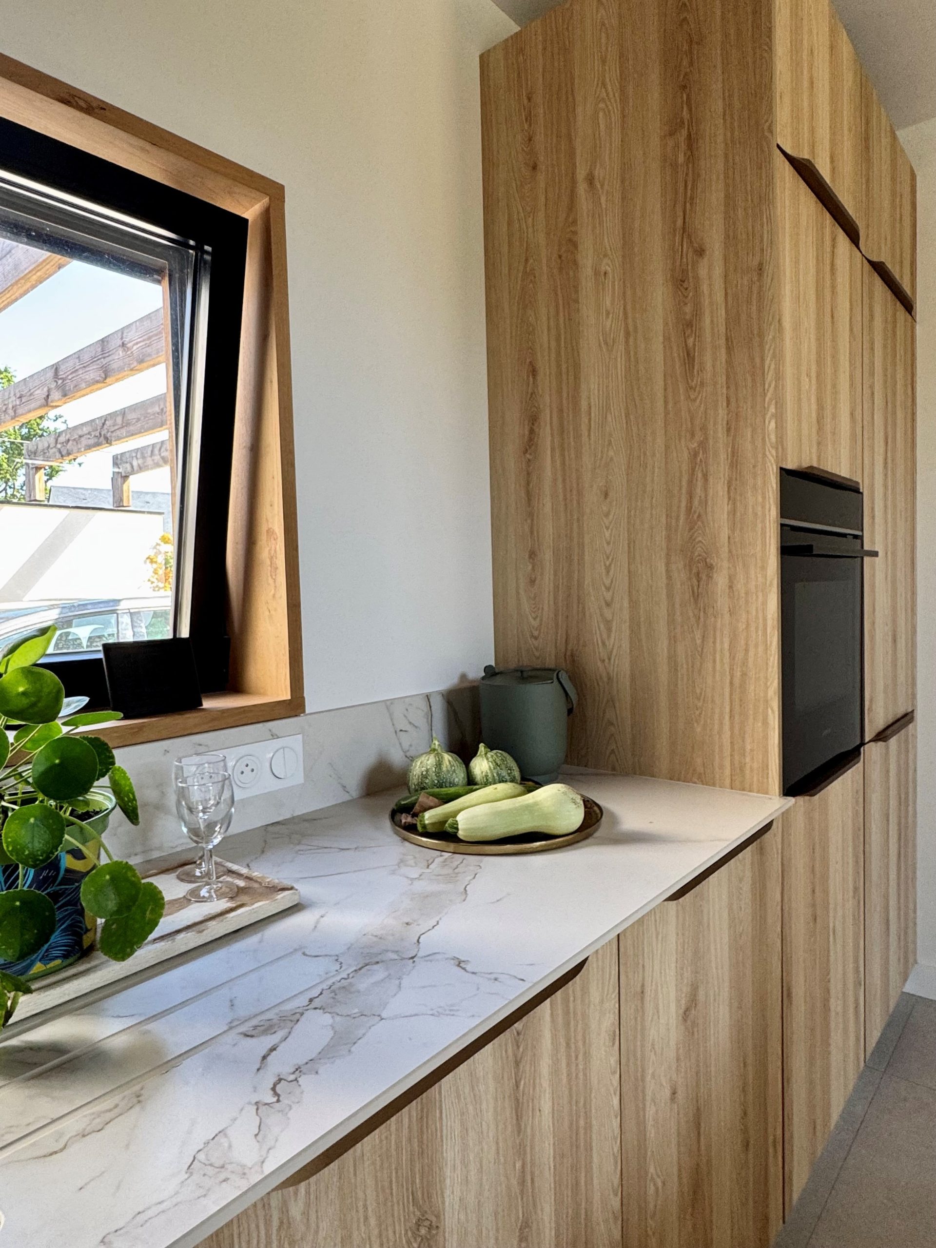 Cuisine contemporaine en bois et effet marbre