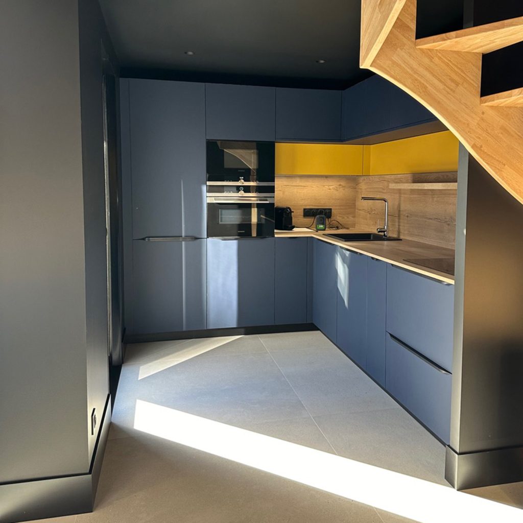 Cuisine-chaleureuse-bleu-bois-Arthur-Bonnet-Pont-de-Cé