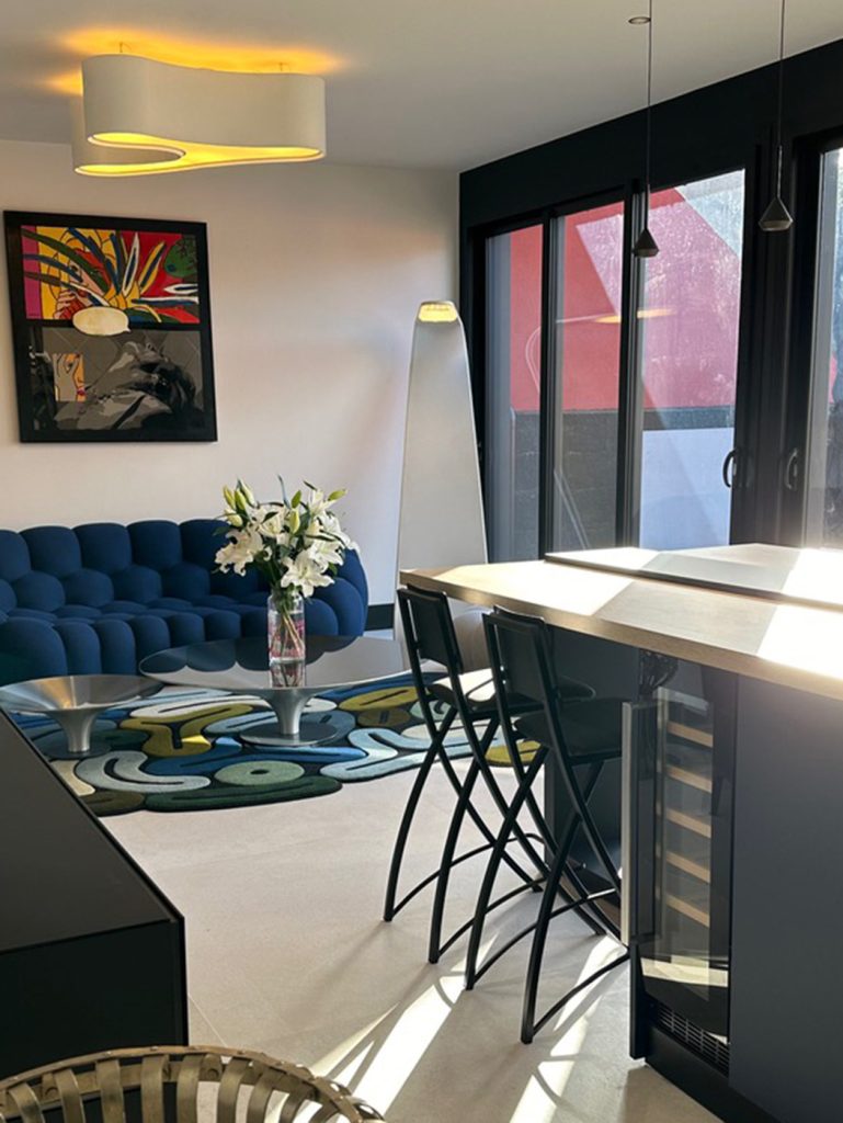 Cuisine bleue et bois dans un intérieur contemporain