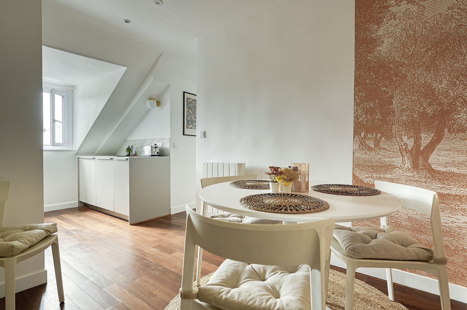 Petite cuisine élégante sous les toits