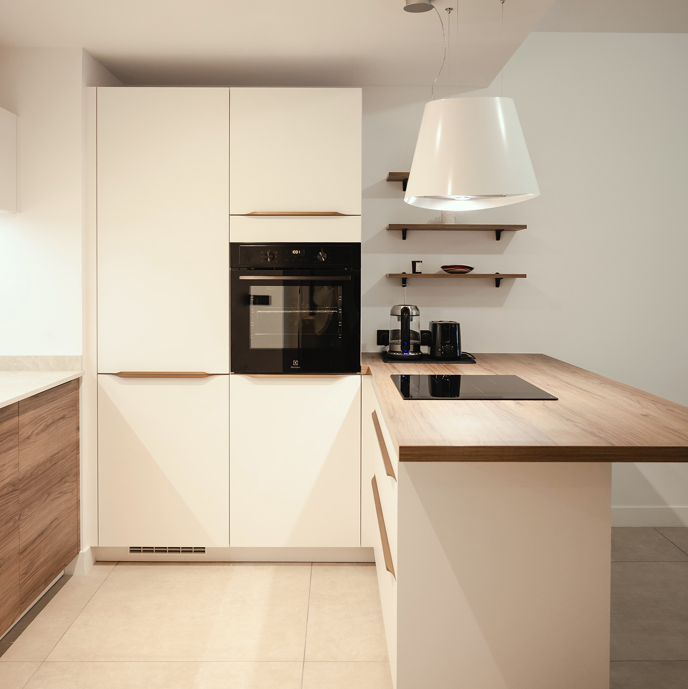 Cuisine minimaliste et chaleureuse