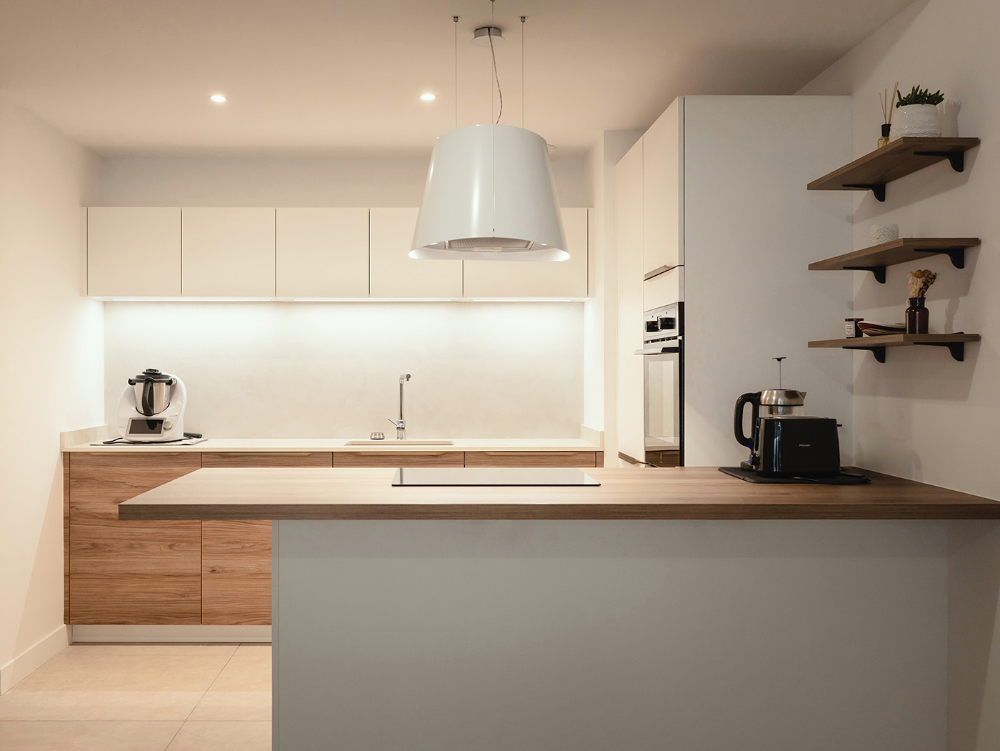 Cuisine minimaliste et chaleureuse