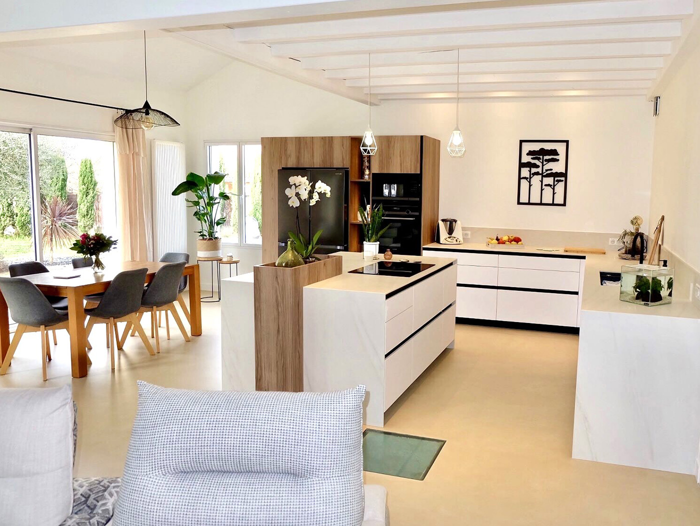 Cuisine blanche et bois avec îlot sur-mesure