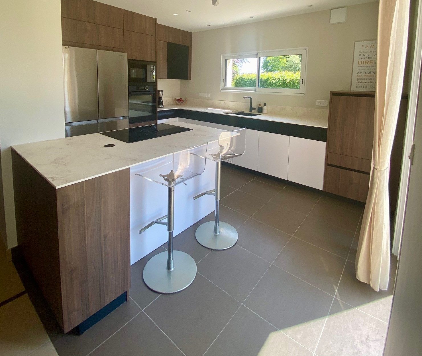 Cuisine rendez-vous design blanche et bois