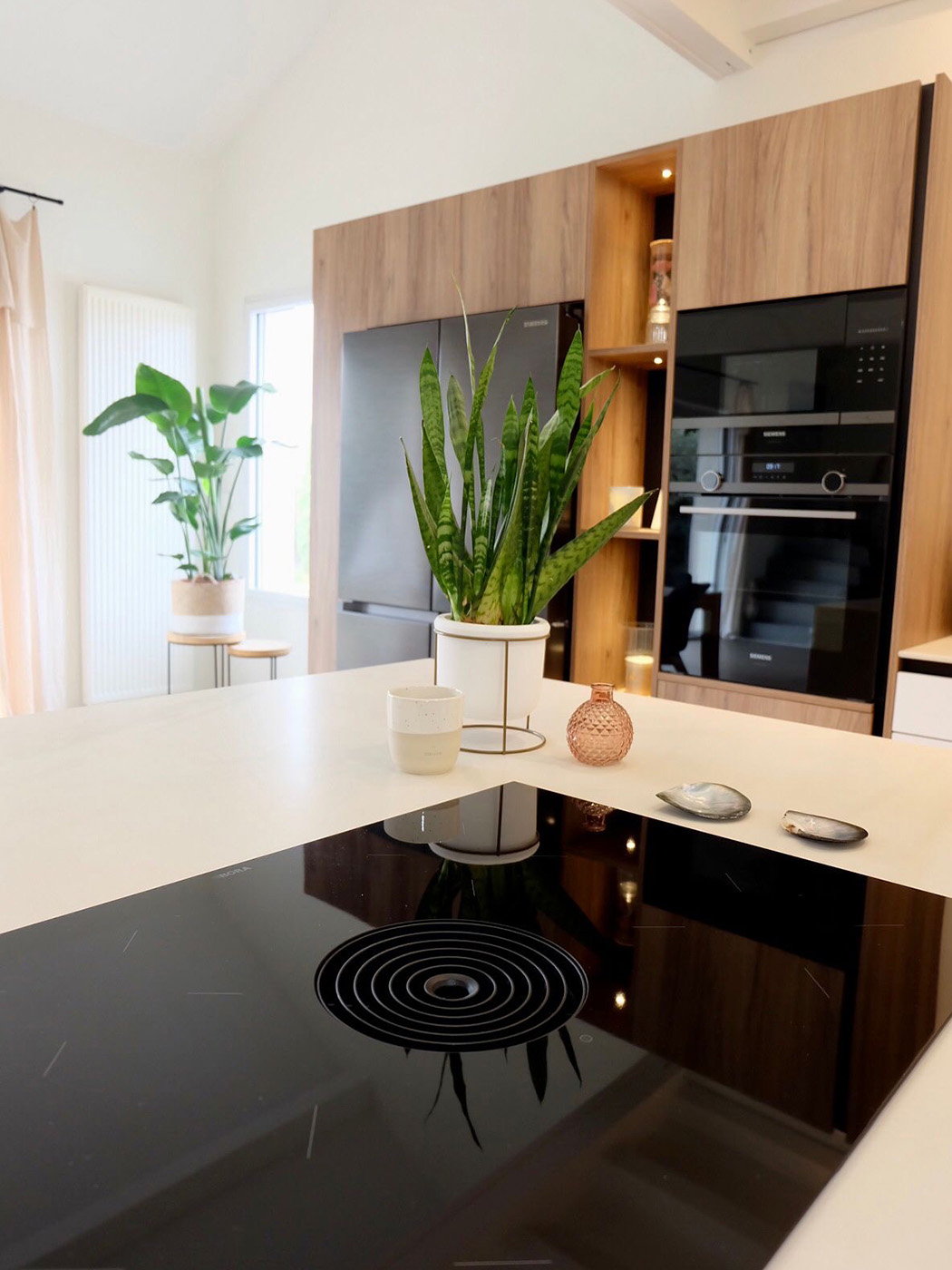 Cuisine blanche et bois avec îlot sur-mesure