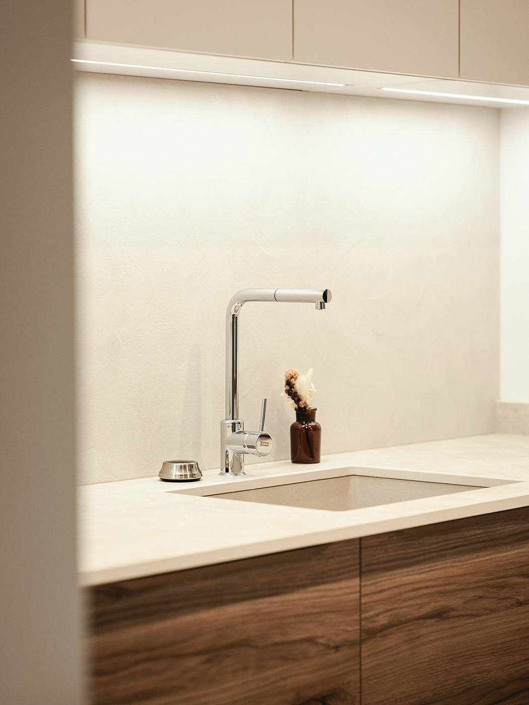 Cuisine minimaliste et chaleureuse