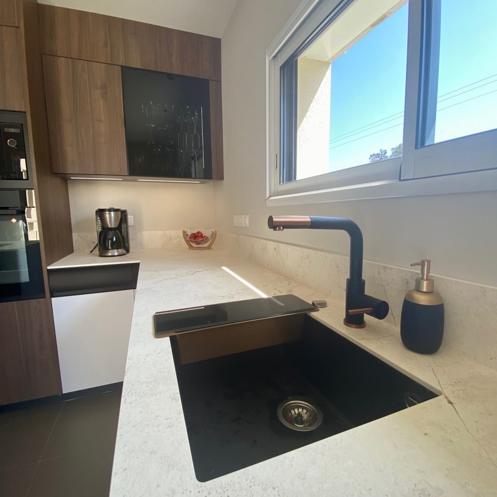 Cuisine rendez-vous design blanche et bois