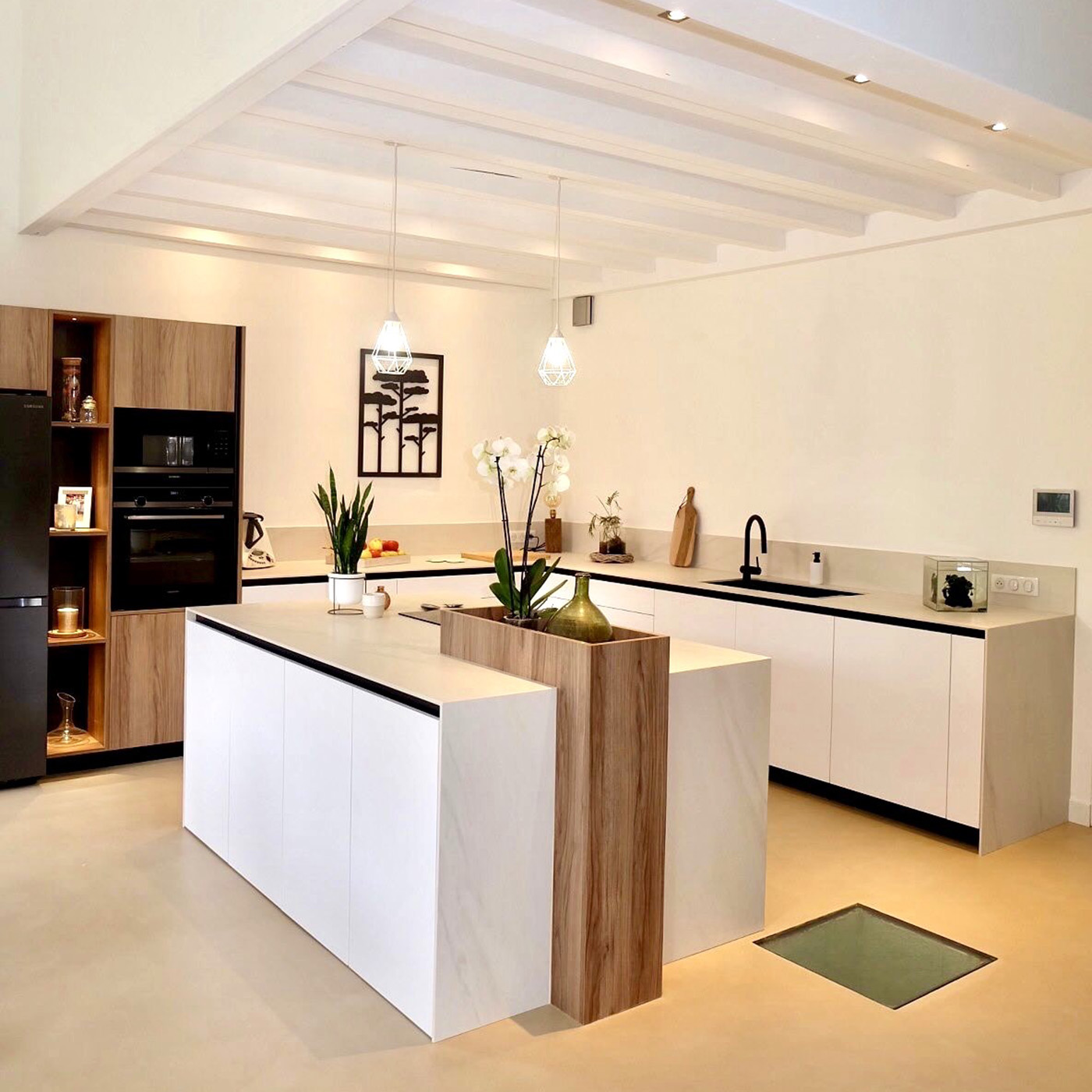 Cuisine blanche et bois avec îlot sur-mesure