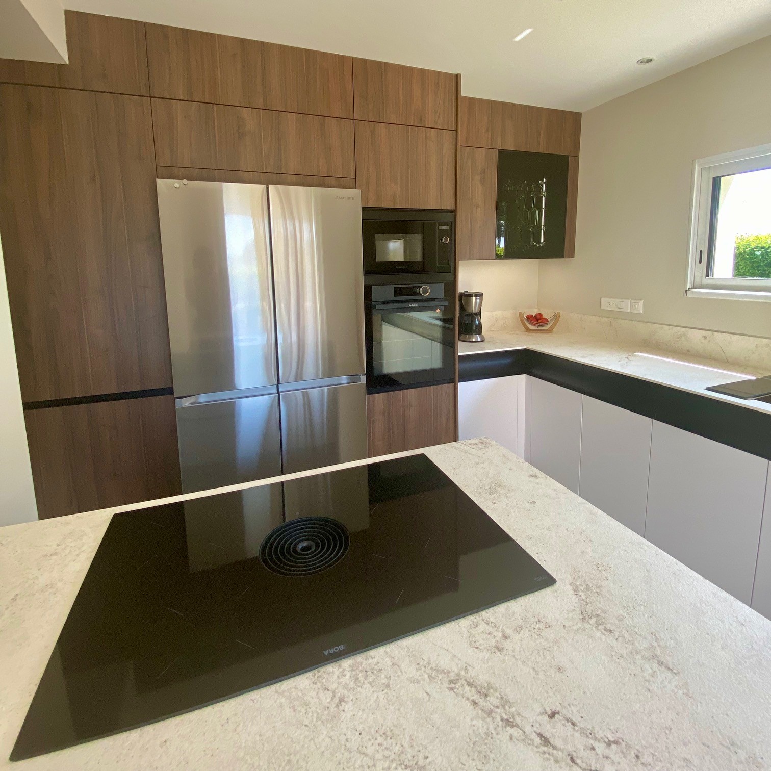 Cuisine rendez-vous design blanche et bois