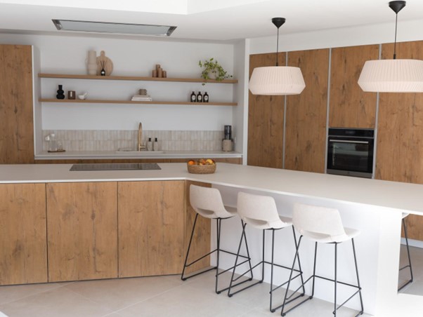 Cuisine avec îlot central et table intégrée pour une pièce de vie design, conviviale et fonctionnelle