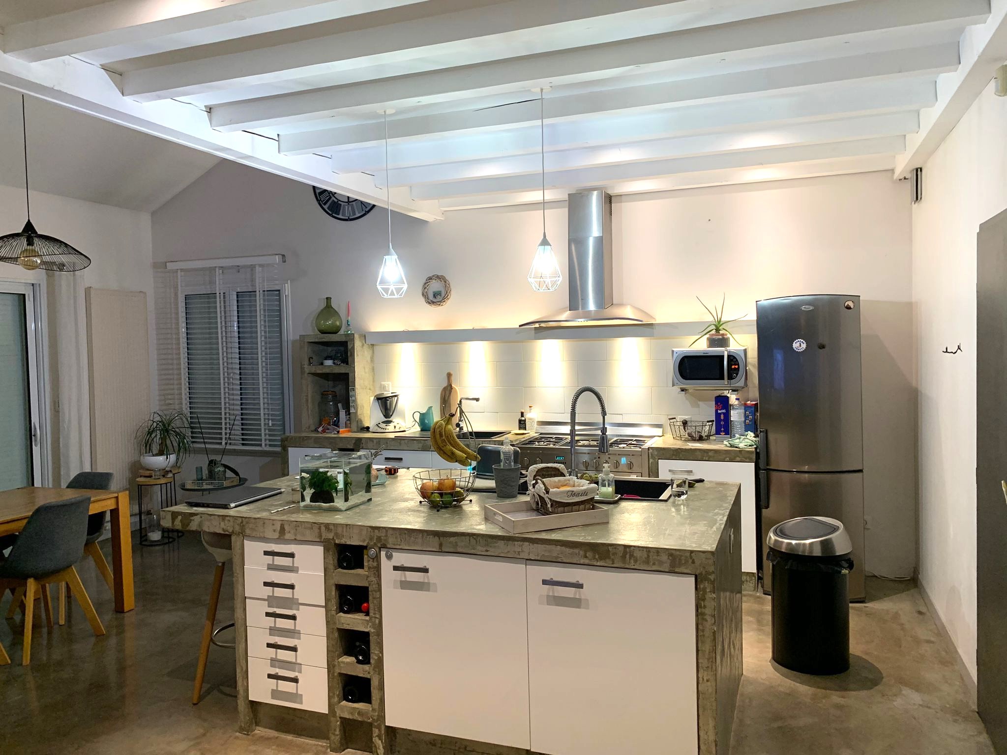 Cuisine blanche et bois avec îlot sur-mesure