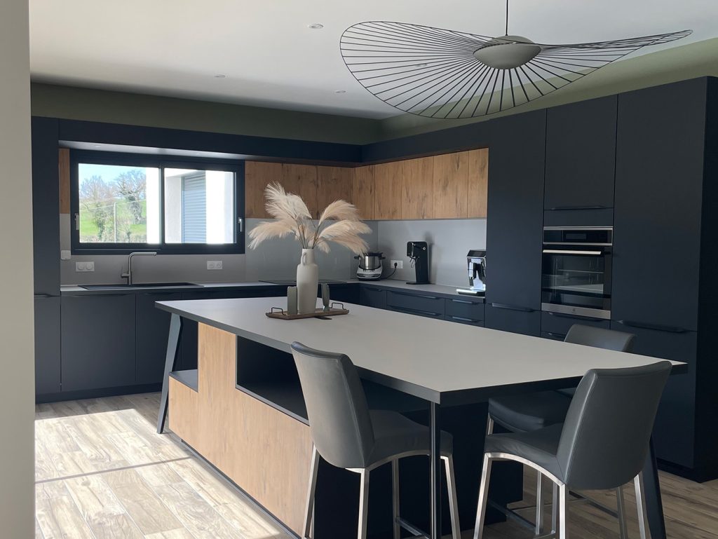 Cuisine noire et bois au design contemporain