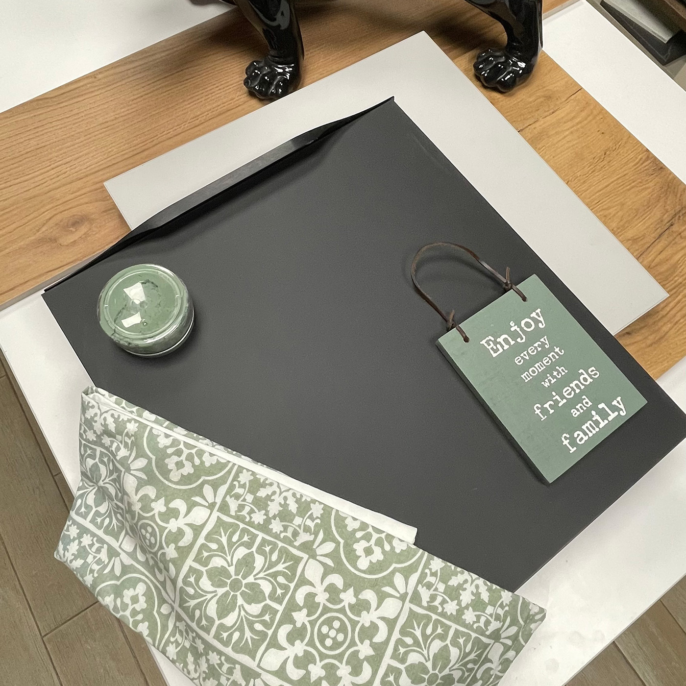 Cuisine noire et bois au design contemporain