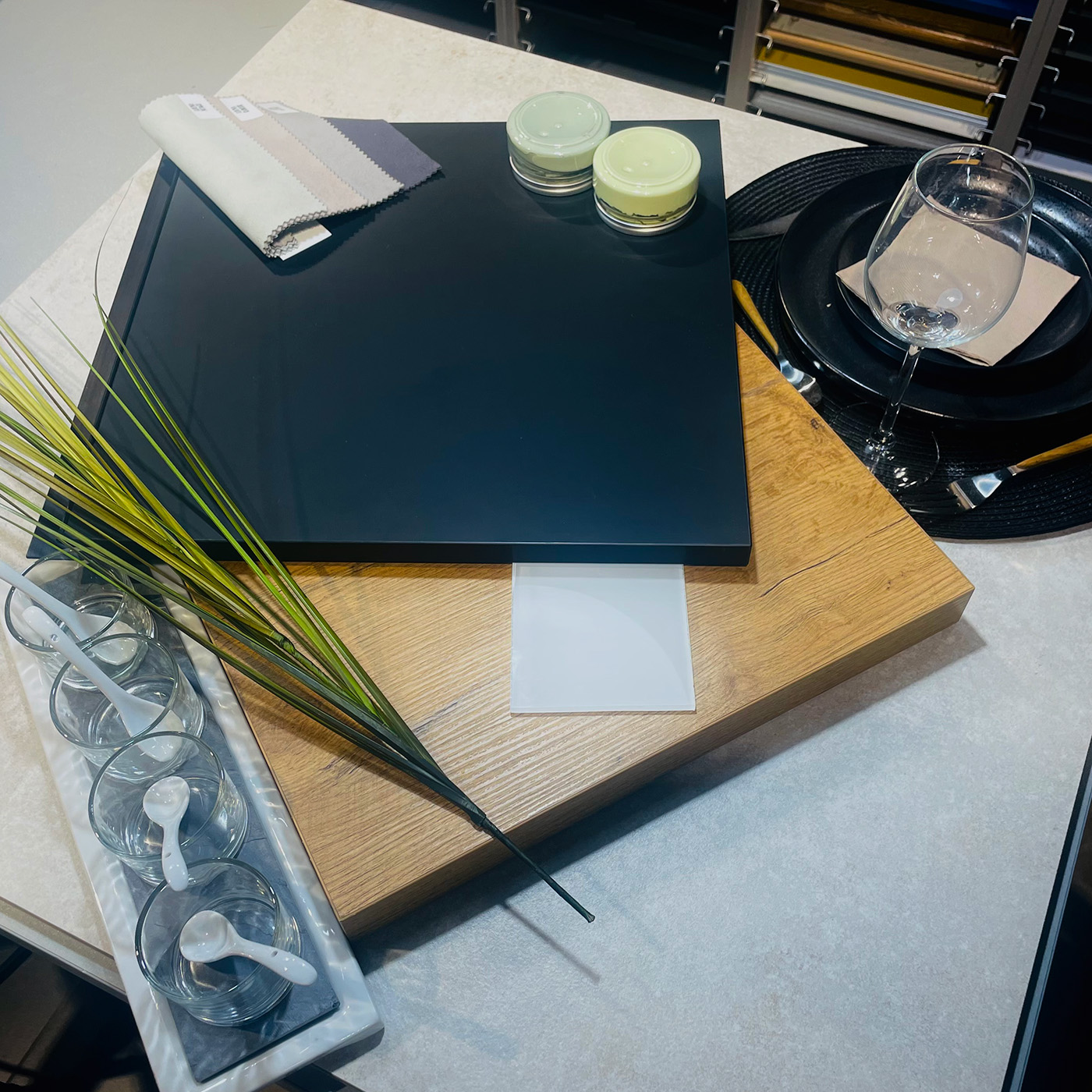 Cuisine noir et bois élégante