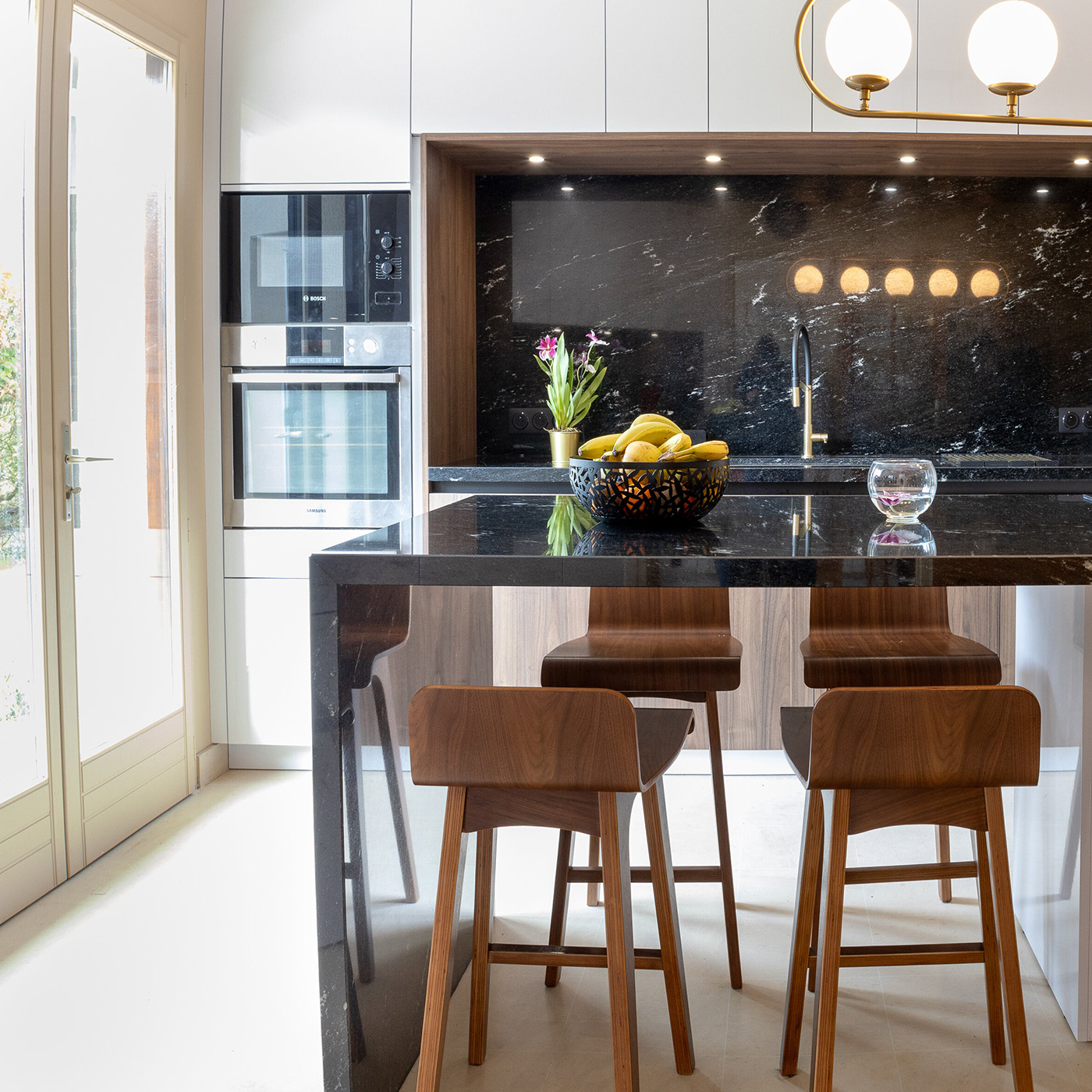 Cuisine contemporaine en bois & granit avec îlot