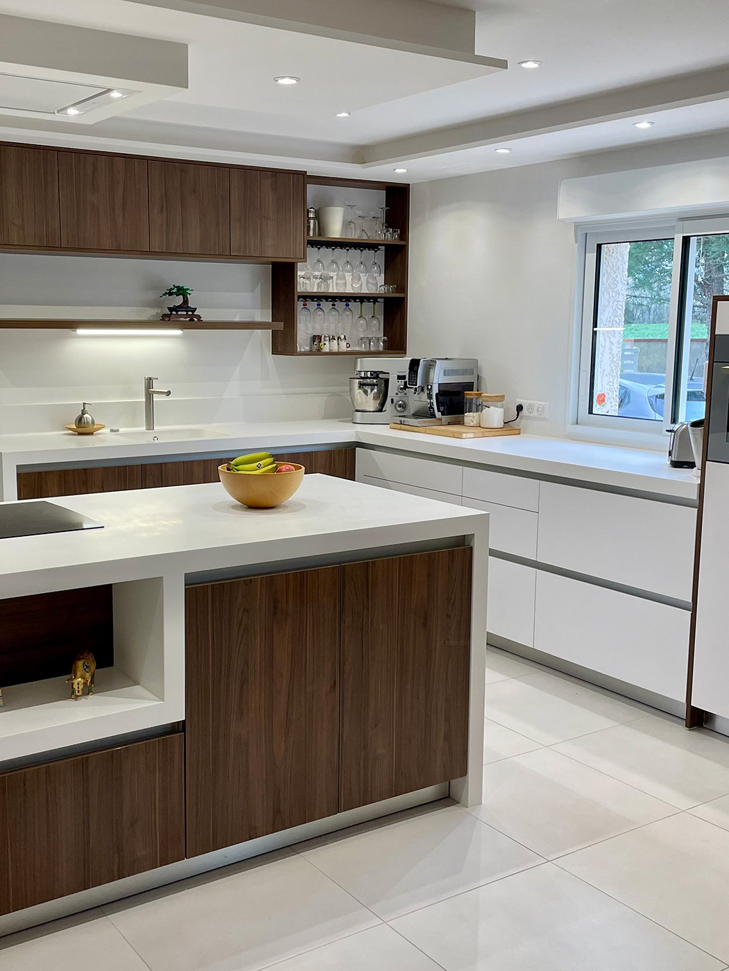 Cuisine moderne en bois et blanc avec îlot central