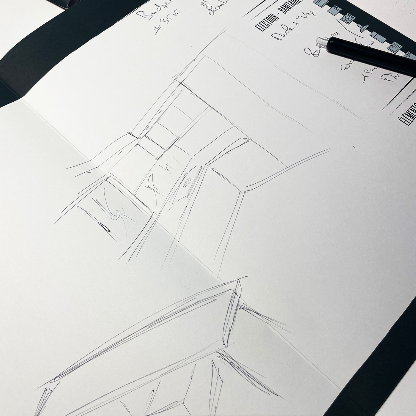 Cuisine noire et bois au design contemporain