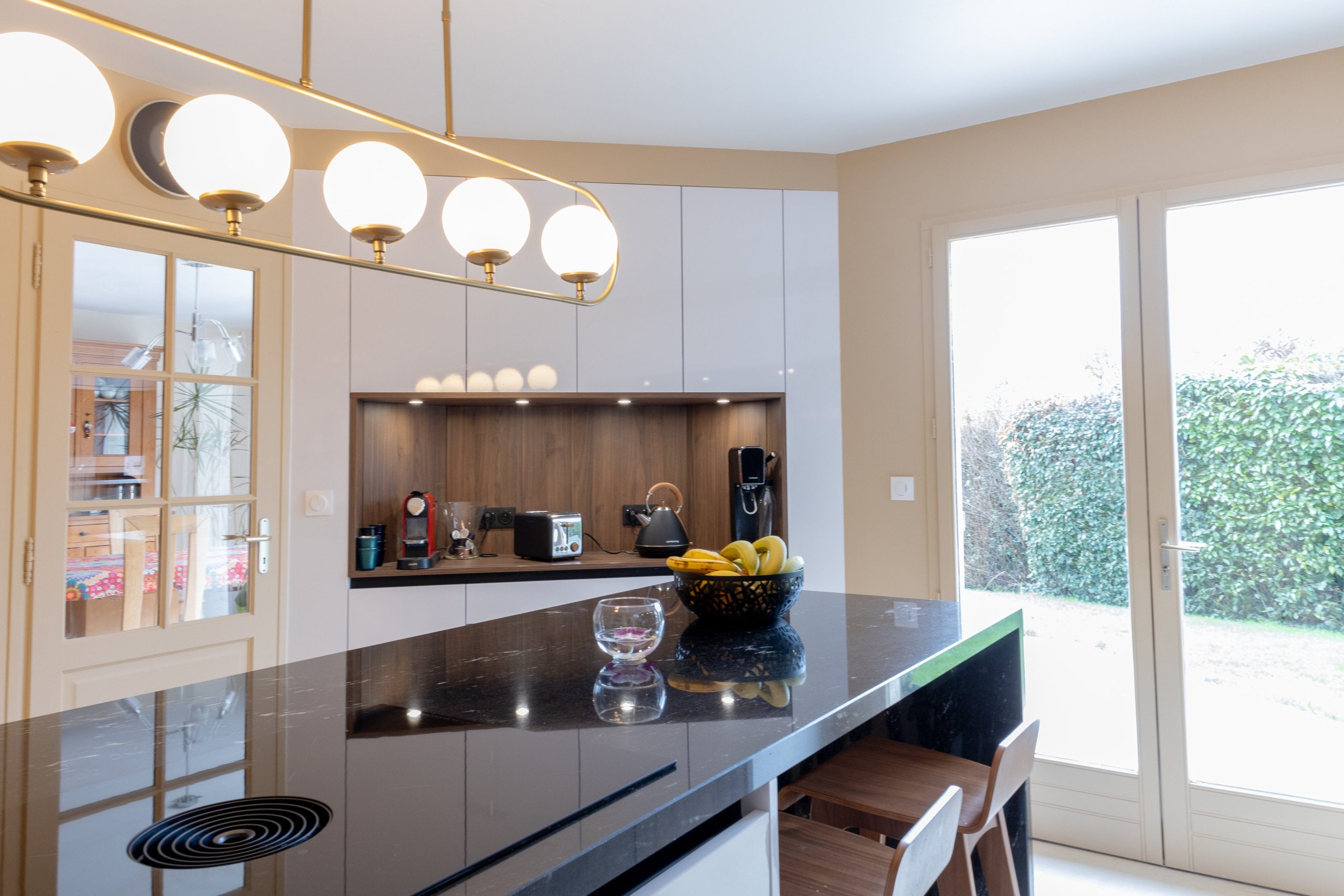 Cuisine contemporaine en bois & granit avec îlot