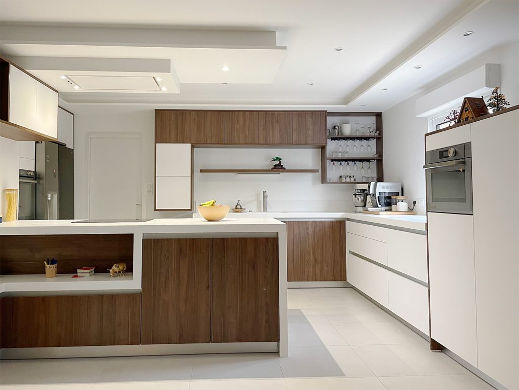 Cuisine moderne en bois et blanc avec îlot central