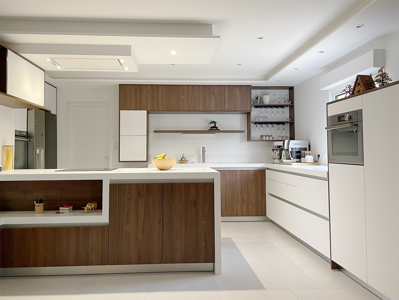 Cuisine moderne en bois et blanc avec îlot central