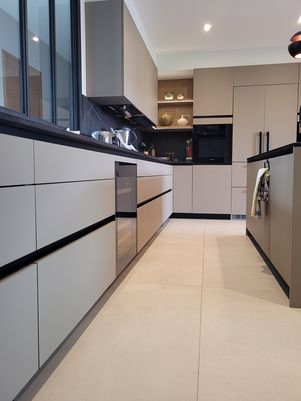 Cuisine contemporaine beige et bois avec îlot