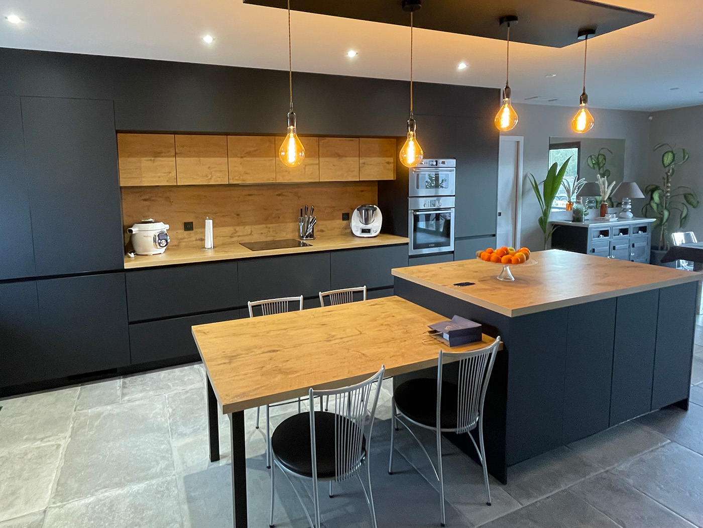 Cuisine noir et bois élégante