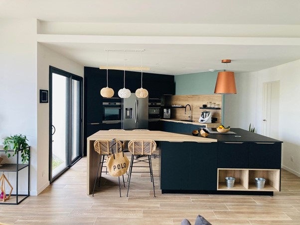 La cuisine avec bar, convivialité et fonctionnalité dans la cuisine contemporaine