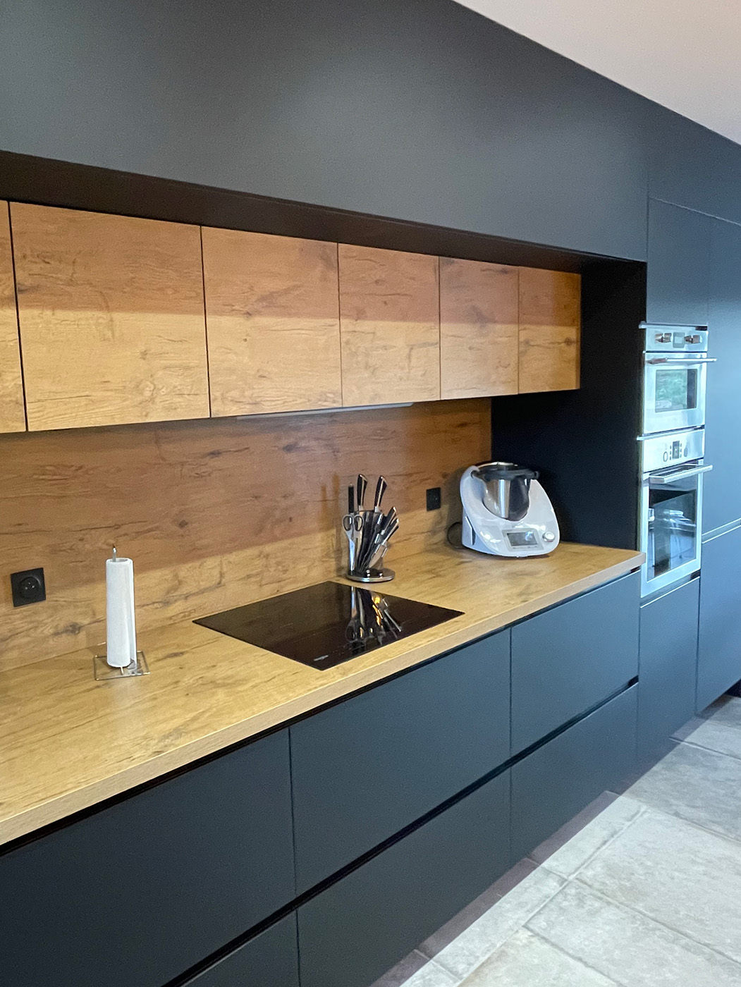 Cuisine noir et bois élégante