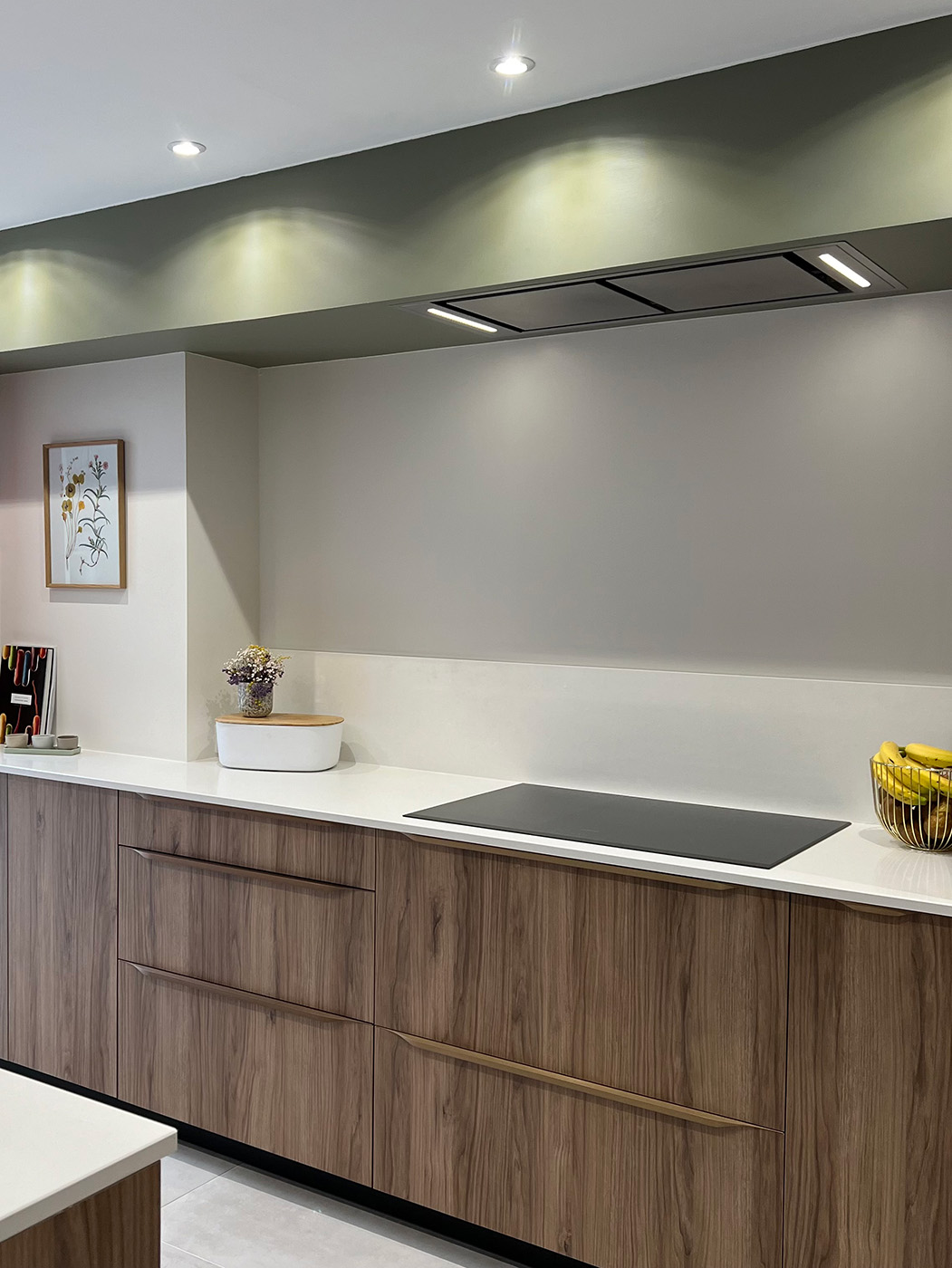 Cuisine raffinée blanche et bois avec mur terracotta