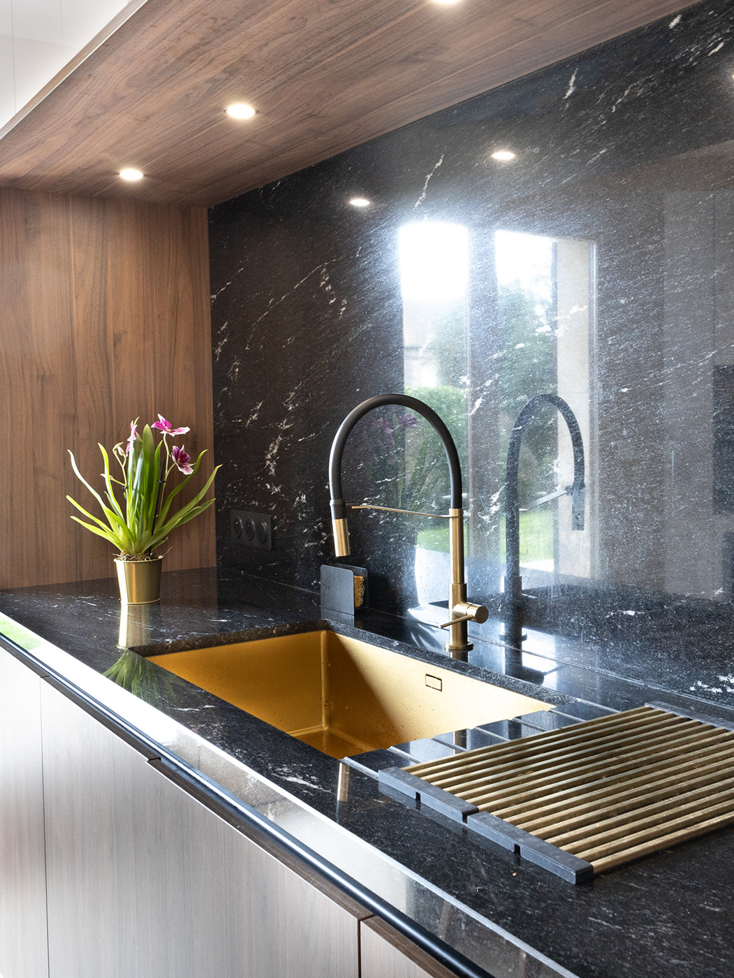 Cuisine contemporaine en bois & granit avec îlot