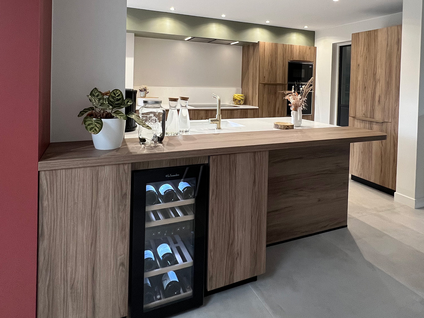 Cuisine raffinée blanche et bois avec mur terracotta