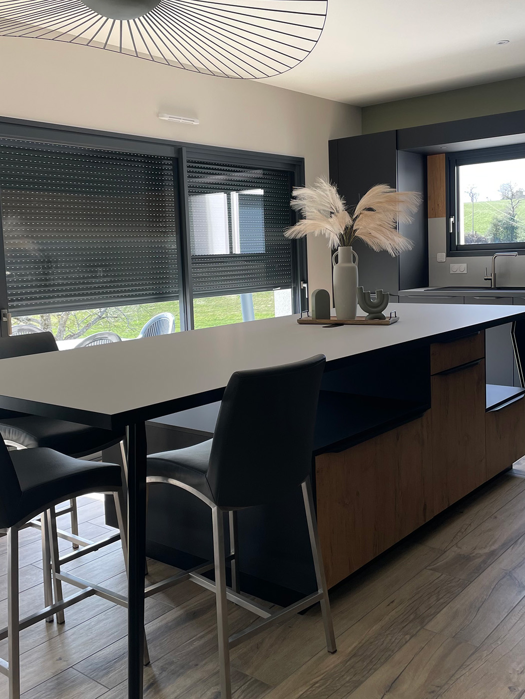 Cuisine noire et bois au design contemporain