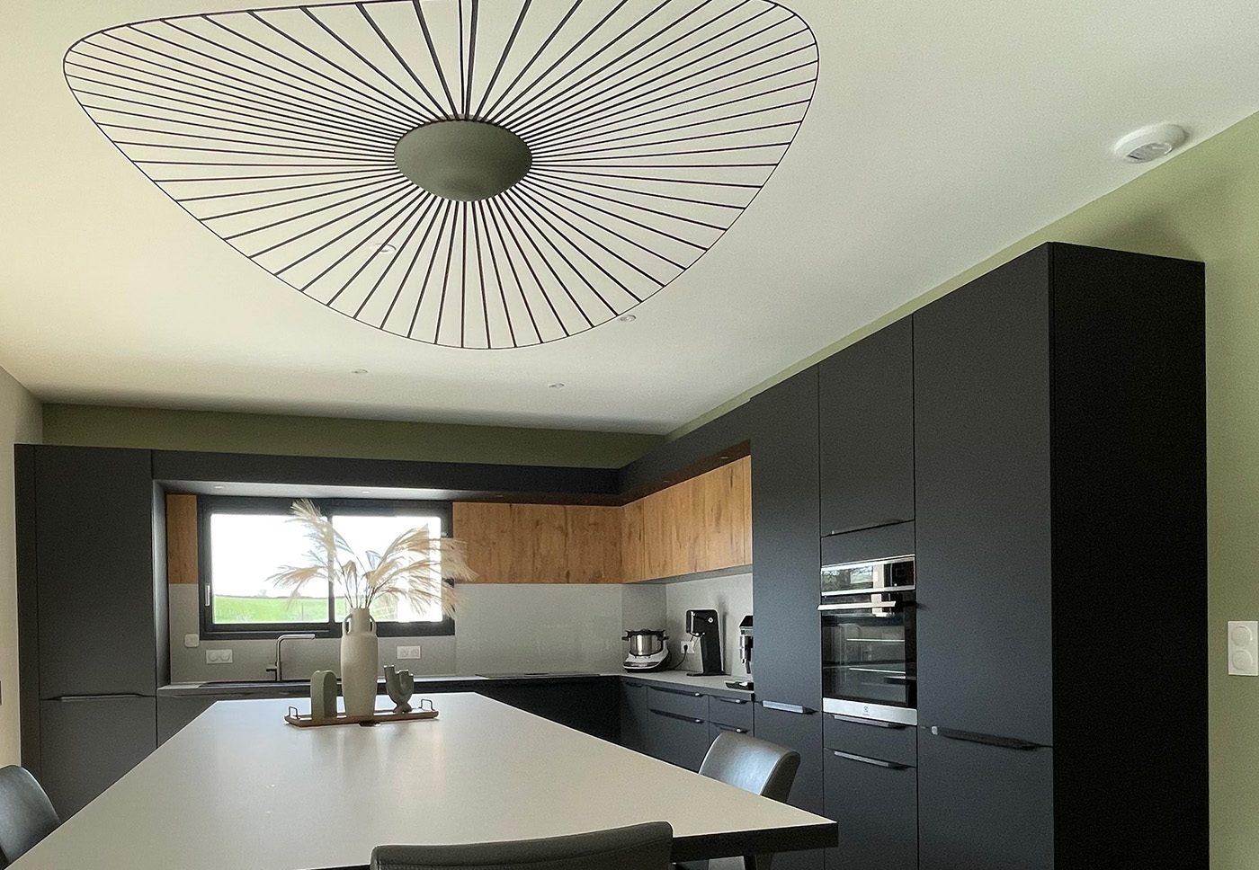 Cuisine noire et bois au design contemporain