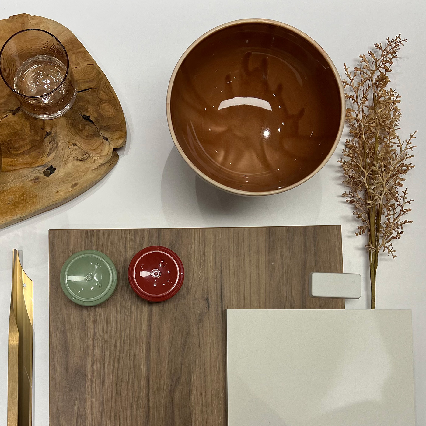 Cuisine raffinée blanche et bois avec mur terracotta