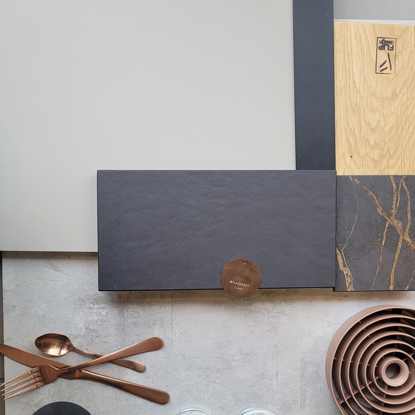 Cuisine contemporaine beige et bois avec îlot