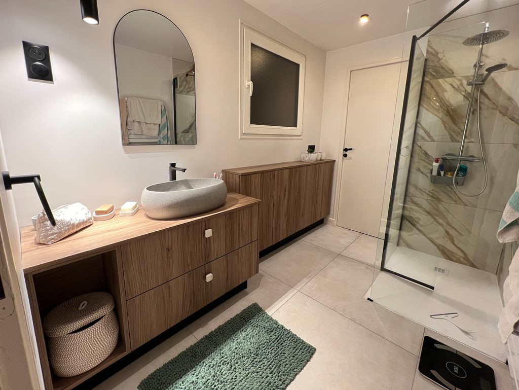 salle-de-bain-bois-marbre-moderne-arthur-bonnet-arras