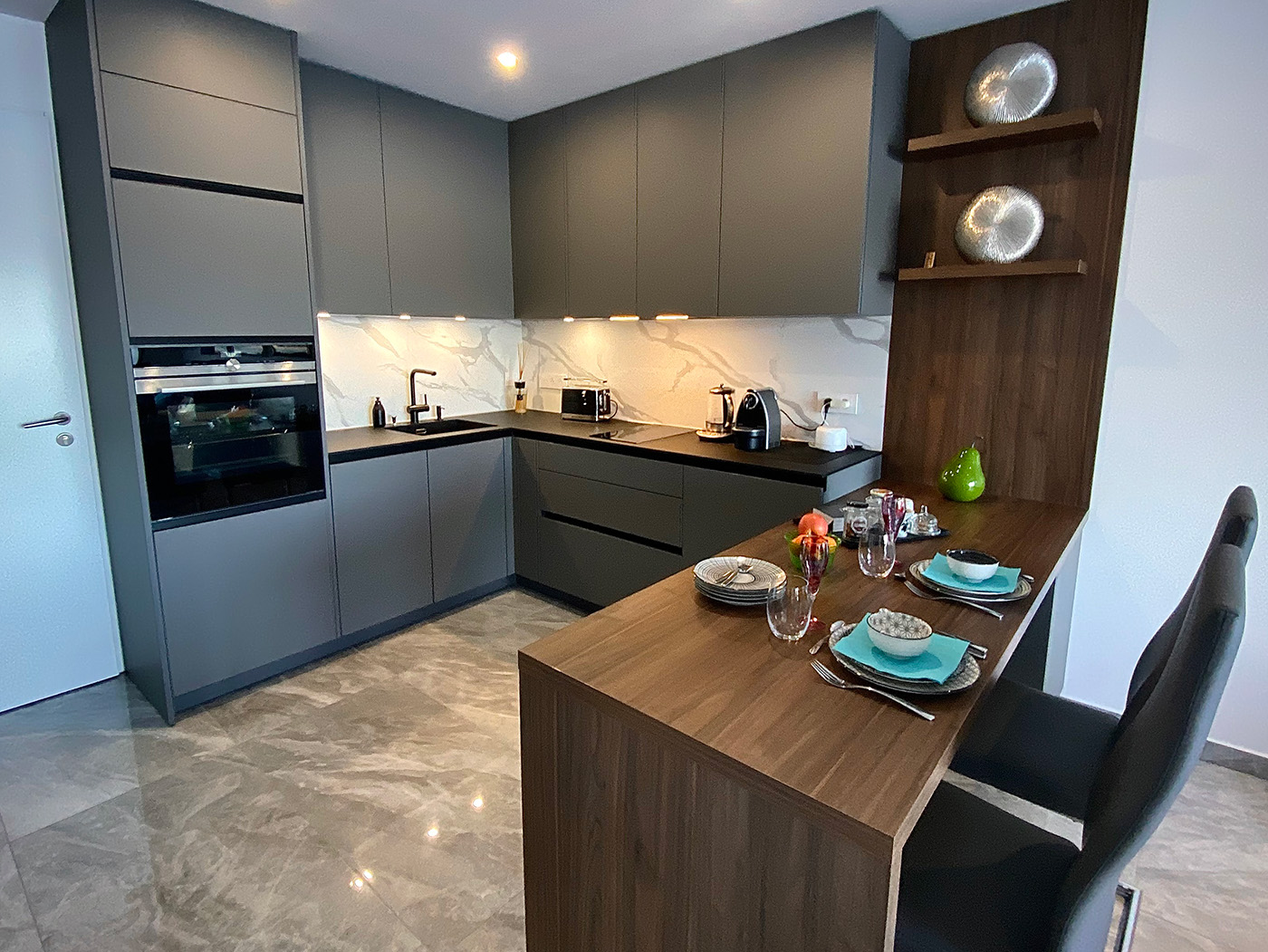 Cuisine contemporaine grise et bois face mer