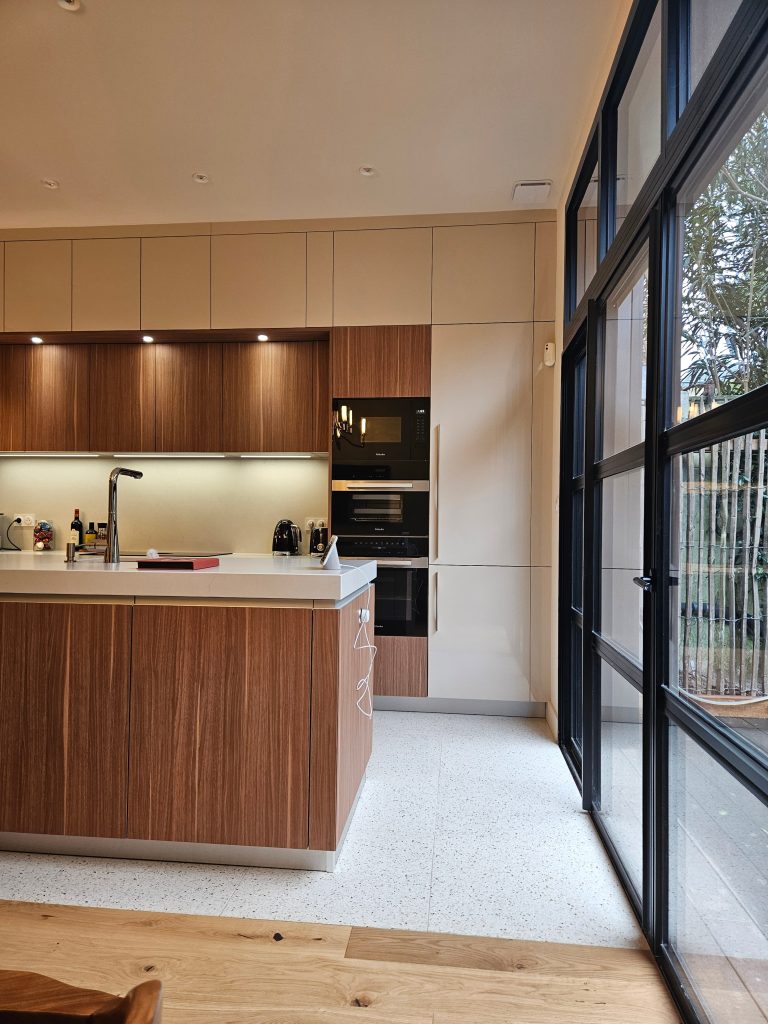 cuisine-bois-beige-ilot-arthur-bonnet