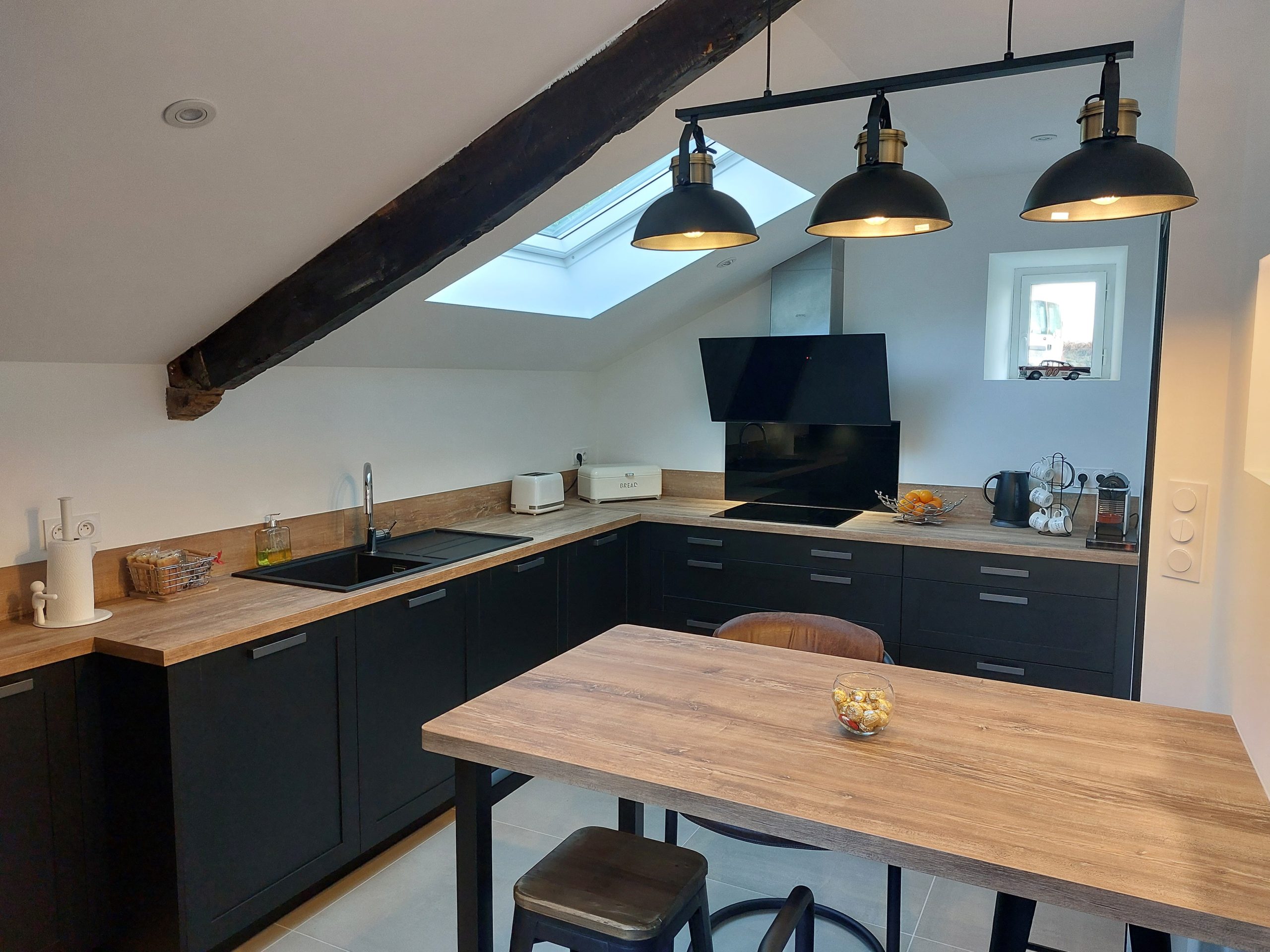 Cuisine noire esprit industriel dans une longère rénovée